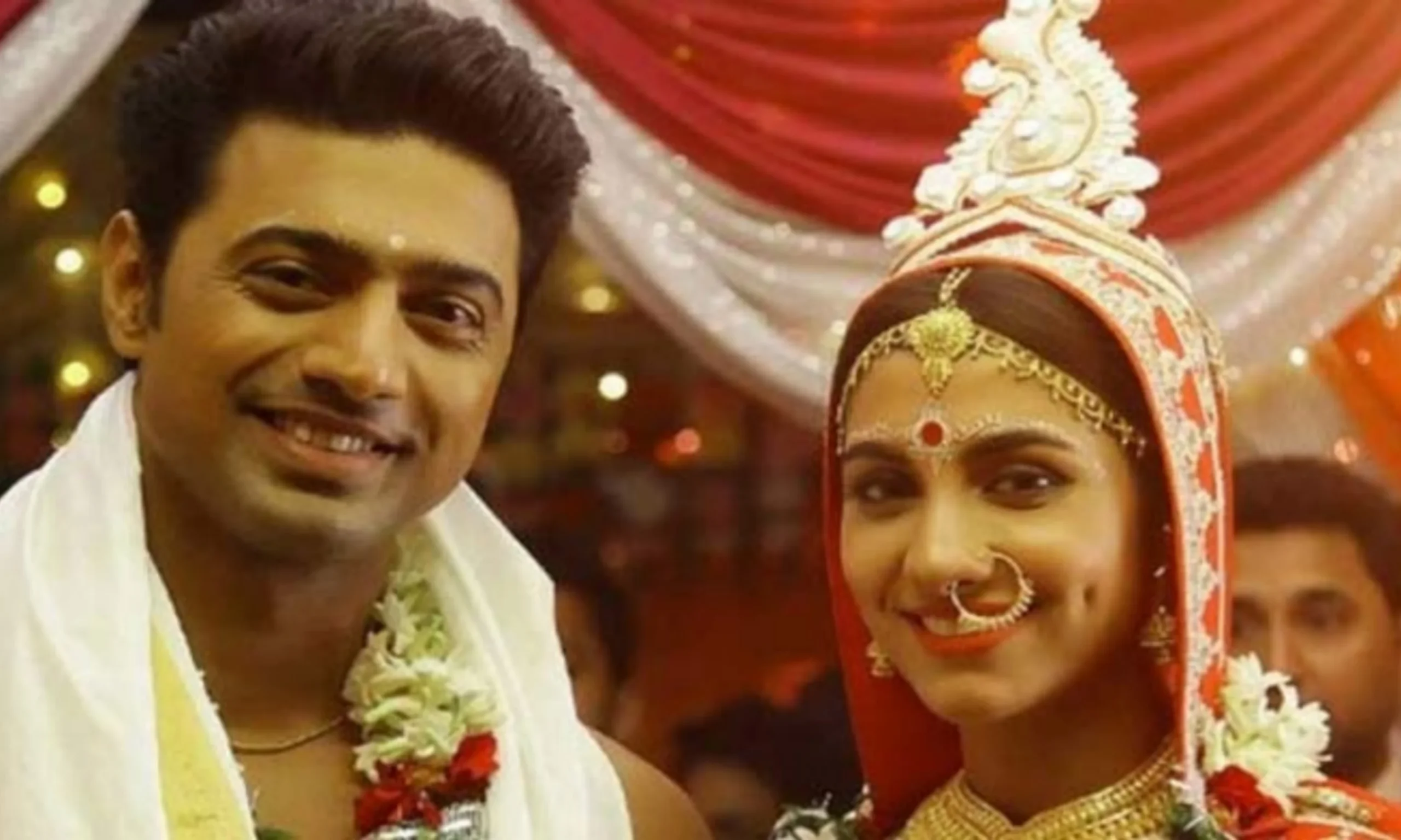 ভোটের বাজারে দেবের রহস্য ফাঁস! ভক্তদের ফাঁকি দিয়ে রুক্মিণীর সঙ্গে ৩ বছর আগেই সেরেছেন বিয়ে! রয়েছে মেয়েও! তোলপাড় টলিপাড়া 1 Dev Rukmini Marriage