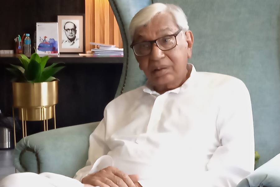 ফের মৃত্যু! শেষ নিঃশ্বাস ত্যাগ করলেন জনপ্রিয় বাঙালি পরিচালক! শোকস্তব্ধ অভিনয় জগত 2 deb-kumar-basu