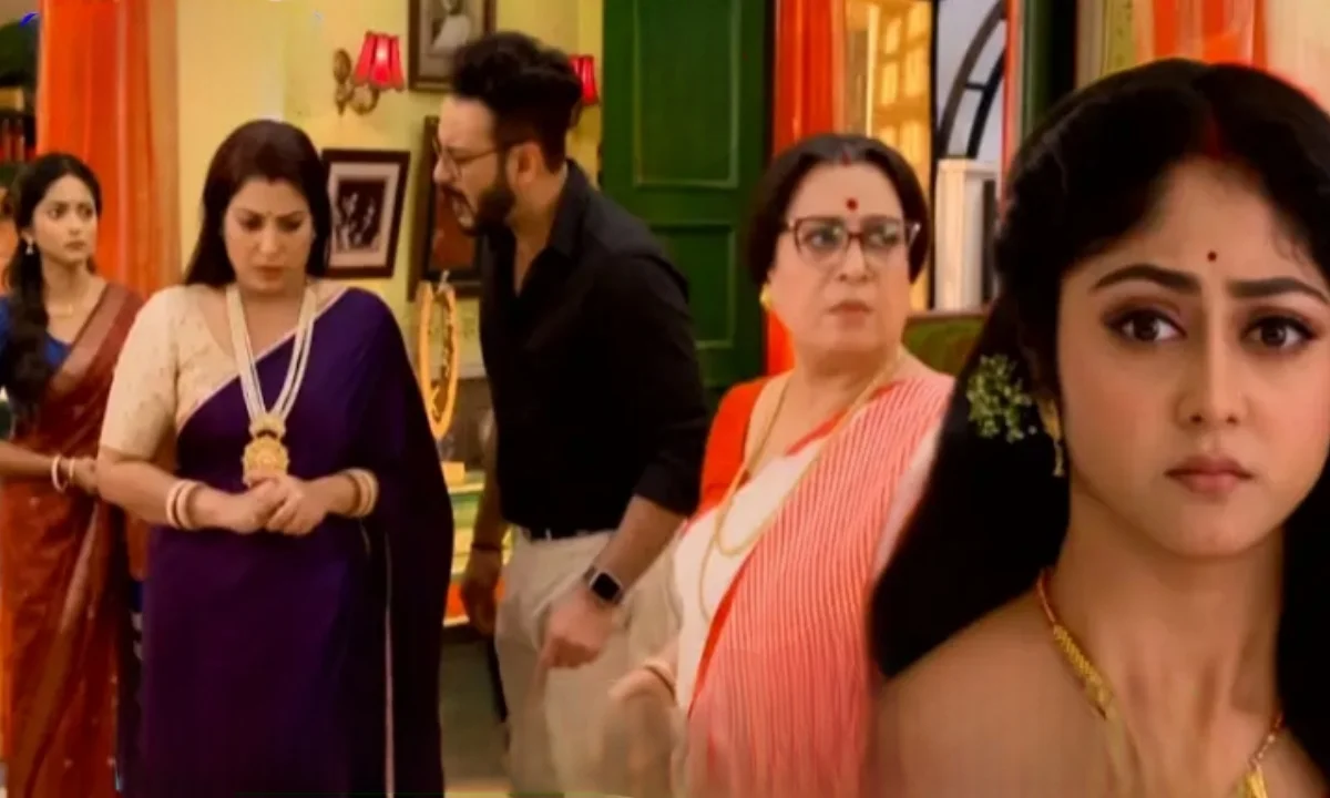 অগ্নির সামনে ফাঁ'স সমস্ত সত্যি! বাড়ি ফিরতেই চিত্রাকে উচিত শিক্ষা দিল কথা 1 Star Jalsha, Kothha, Bengali Serial, Television, Kothha Today Episode, Kothha Today Episode 3rd December, স্টার জলসা, কথা, কথা সিরিয়াল আজকের পর্ব, কথা আজকের পর্ব ৩ ডিসেম্বর