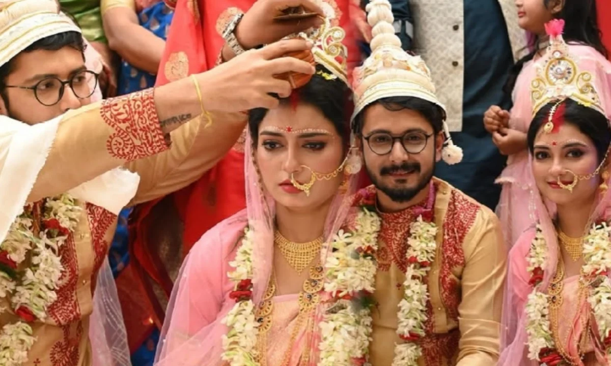 বলেন কী! একেবারে লগ্ন মেনে, আসল পুরোহিতের হাতেই বিয়ে হল স্রোত-স্বার্থকের! 'মিঠিঝোরার' সেটেই ঘটল বিরাট কান্ড 1 Zee Bangla, Mithijhora, Serial Update, Swapnila Chakraborty, Mainak Dhol, Entertainment, জি বাংলা, মিঠিঝোরা, বিনোদনের খবর