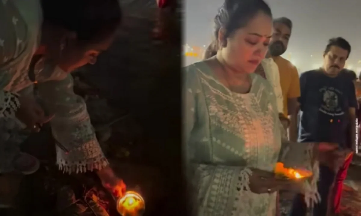 তিনি দারুণভাবে আধ্যাত্মিকতায় বিশ্বাসী! মহাকুম্ভে মনবাসনা জানিয়ে প্রদীপ ভাসালেন অপরাজিতা আঢ্য! ভাইরাল ভিডিও! 1 Presence of Aparajita Adhaya at Mahakumbha Mela