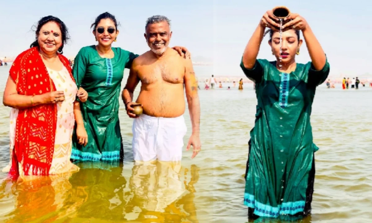 "এই জীবনে আর এই সুযোগ পাব না!" বাবা মাকে নিয়ে প্রয়াগরাজে ডুব দিলেন অভিনেত্রী দেবলীনা কুমার, কেমন হল তার পুণ্য অর্জনের অভিজ্ঞতা? 1 Tollywood actress Devlina Kumar at Mahakumbh