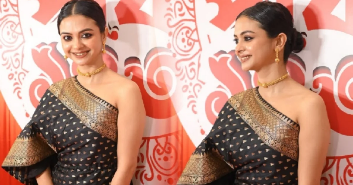 বাংলার ঊর্ফি জাভেদ ! ভারতীয় নারীর অহংকার শাড়িকে ড্রেস বানিয়ে পরতেই বিতর্কের মুখে শোলাঙ্কি রায় 1 Solanki Roy, Golper Parbon 1432, SVF, Hoichoi, Fashion, শোলাঙ্কি রায়, গল্পের পার্বণ ১৪৩২, এসভিএফ, হইচই, ফ্যাশন।