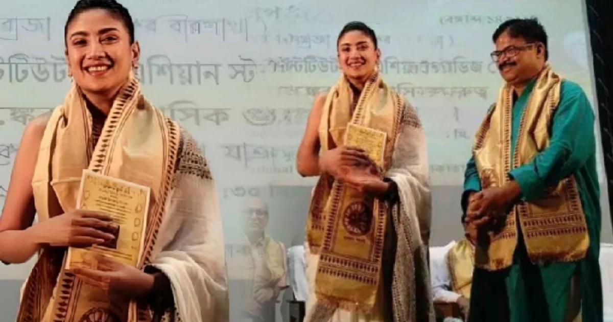 Debolina Dutta, Bengali Actress, RSS event controversy, Beef remark, Durga Ashtami, Hindu festival, political controversy, Debolina backlash, cultural program RSS, Debolina statement, social media outrage, West Bengal politics, Debolina career, দেবলীনা দত্ত, গরুর মাংস বিতর্ক, দুর্গাঅষ্টমী মন্তব্য, আরএসএস অনুষ্ঠান, হিন্দু উৎসব, অভিনেত্রী ট্রোলড, রাজনীতি ও অভিনয়, টলিউড বিতর্ক, গোমাংস রান্না বিতর্ক, দেবলীনার বক্তব্য, সমাজ মাধ্যমে প্রতিক্রিয়া, রাজনৈতিক মঞ্চে অভিনেত্রী, সাহসী মন্তব্য দেবলীনা