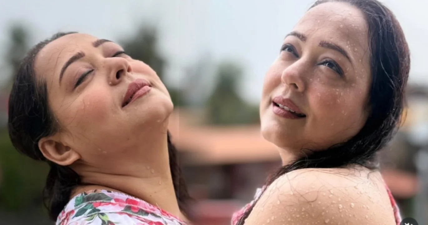 Aparajita Adhya, Monsoon, Romance, social Media Troll, Kaftan Dress, Rain Reel, Age No Bar For Love, Netizen's Reaction, Midlife Crisis, Hand In Hand In Rain, Romantic Monsoon, Monsoon Struggle, Outfit Controversy, Tollywood Actress Controversy, অপরাজিতা আঢ্য, বর্ষা, প্রেম, সোশ্যাল মিডিয়া ট্রোল, কাফতান ড্রেস, বৃষ্টিভেজা রিল, প্রেমের বয়স নেই, কটাক্ষ, নেটিজেনদের প্রতিক্রিয়া, হাত ধরাধরি, রোমান্টিক বার্তা, বৃষ্টি, বর্ষাকালের কষ্ট, পোশাক বিতর্ক, টলিউড অভিনেত্রী বিতর্ক