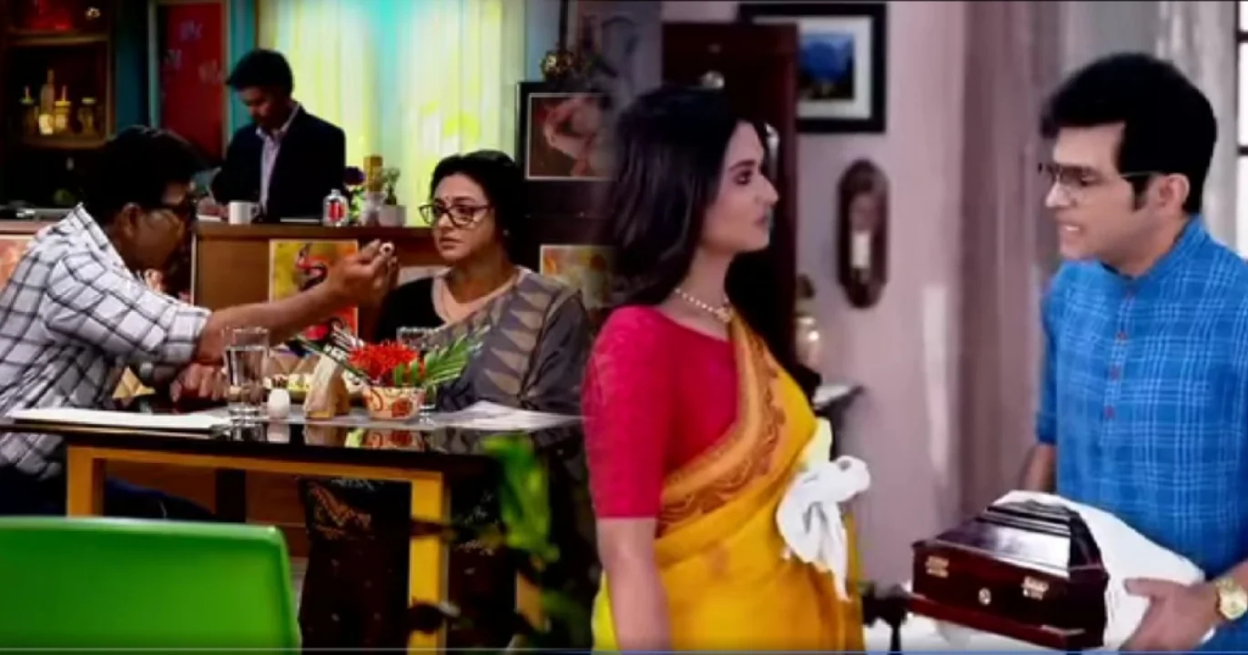 আমিষ খাইয়ে বৈধব্য ভাঙল নতুন, আবেগে ভেসে নিজের ভালোবাসা স্বীকার করল কমলিনী! চন্দ্র-বর্ষার ষড়'যন্ত্রে গয়না চু'রিতে ফাঁসল কমলিনী! পুলিশ ডাকার হুমকি সোহিনীর! এবার কমলিনীকে কীভাবে বাঁচাবে স্বতন্ত্র? 1 Chiroshokha, Star Jalsha, Aparajita Ghosh Das, Sudip Mukherjee, Leena Ganguly, Shinjinee Chakraborty, Rajannya Mitra, Raja Goswami, Vivaan Ghosh, Anashua Majumdar, Serial Update, Chiroshokha today episode, চিরসখা, স্টার জলসা, রঞ্জনা মিত্র, সুদীপ মুখার্জী, অপরাজিতা ঘোষ দাস, লীনা গাঙ্গুলি, অনুসূয়া মজুমদার, রাজা গোস্বামী, সিরিয়াল আপডেট, চিরসখা আজকের পর্ব