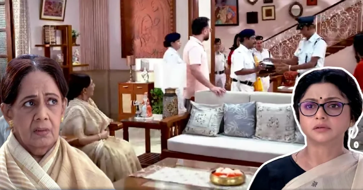 পুলিশ আসতেই আলমারি থেকে উদ্ধার গয়নার বাক্স! কমলিনীর কপালে শেষপর্যন্ত চো'রের তকমা! গয়নার শোকে উন্মাদ শাশুড়ি, অভিশাপে দিচ্ছেন বৌমাকে! স্বতন্ত্র এবার কি করে বাঁচাবে বৌঠানকে? 1 Chiroshokha, Star Jalsha, Aparajita Ghosh Das, Sudip Mukherjee, Leena Ganguly, Shinjinee Chakraborty, Rajannya Mitra, Raja Goswami, Vivaan Ghosh, Anashua Majumdar, Serial Update, Chiroshokha today episode, চিরসখা, স্টার জলসা, রঞ্জনা মিত্র, সুদীপ মুখার্জী, অপরাজিতা ঘোষ দাস, লীনা গাঙ্গুলি, অনুসূয়া মজুমদার, রাজা গোস্বামী, সিরিয়াল আপডেট, চিরসখা আজকের পর্ব