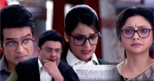 সোহিনীর চিঠিতে বেরিয়ে এল চন্দ্রর গোপন কেচ্ছা! আদালতে লজ্জায় মুখ লুকোল চন্দ্র! স্বতন্ত্রর সম্মানে তীব্র আঘাত অয়নদীপের! কোর্টরুমে ঝড় তুলল কমলিনীর উকিল! চন্দ্র পাচ্ছে সাজা, এবার কি বর্ষারও চোখ খুলল? 2 Chiroshokha, Star Jalsha, Aparajita Ghosh Das, Sudip Mukherjee, Komolini, Swatantrata, Leena Ganguly, Shinjinee Chakraborty, Rajannya Mitra, Raja Goswami, Vivaan Ghosh, Anashua Majumdar, Serial Update, Chiroshokha today episode, চিরসখা, স্টার জলসা, রঞ্জনা মিত্র, সুদীপ মুখার্জী, অপরাজিতা ঘোষ দাস, কমলিনী, স্বতন্ত্র, লীনা গাঙ্গুলি, অনুসূয়া মজুমদার, রাজা গোস্বামী, সিরিয়াল আপডেট, চিরসখা আজকের পর্ব