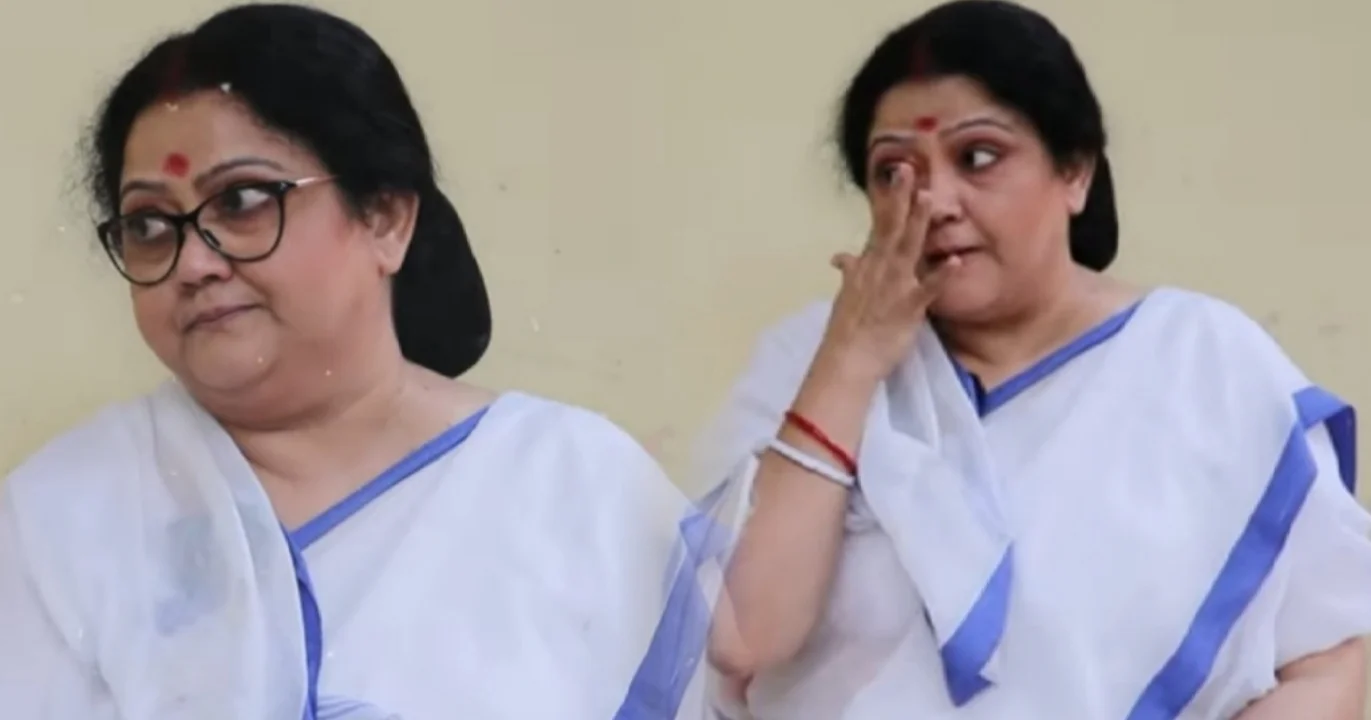 Subhadra Mukherjee, Tragic Life, Husband’s Death, Father’s Death, Father-in-law’s Death, Personal Tragedy, Widowhood, Tollywood Actress, Life Struggle, Actress In Grief, White Attire, সুভদ্রা মুখোপাধ্যায়, কষ্টের জীবন, স্বামীর মৃত্যু, বাবার মৃত্যু, শ্বশুরের মৃত্যু, শোকের ছায়া, বৈধব্য, টলিউড অভিনেত্রী, ব্যক্তিগত সংগ্রাম, অভিনেত্রীর কষ্ট, সাদা পোশাক