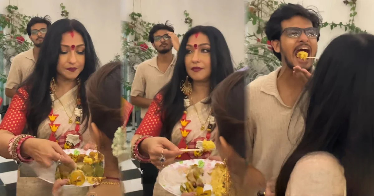 "যেমন মা, তেমন ছেলেও ঠুঁটো জগন্নাথ, লজ্জাহীন আচরণ!" "এতো ন্যাকামি ও দাম্ভিকতা যে নিজের প্লেটটাও ধরতে পারেন না!"— অন্যের হাতে থালা রেখে ভোগ খেলেন ঋতুপর্ণা, লক্ষ্মীপুজোর ভিডিও ঘিরে ঋতুপর্ণা ও তাঁর ছেলেকে নিয়ে চরম কটাক্ষ! সমাজ মাধ্যমে চড়ছে বিতর্কের পারদ! 1 Rituparna Sengupta Faces Fresh Backlash Over Viral Lakshmi Puja Video At Soham Chakraborty’s House