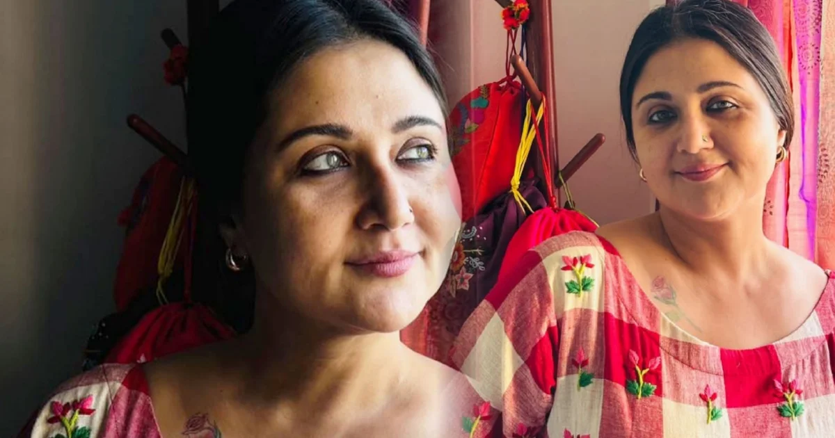 'বড় হিরোইন হয়েছিস যেন, কে চিনবে তোকে.. রিক্সা করেই বেরোবো!' দিদি স্বস্তিকাকে ধমকে ছিলেন তার বোন! বাবা বিনোদন দুনিয়ায় অসাধারণ হলেও মা ছিলেন অত্যন্ত সাধারণ গৃহবধূ! তাই আজও মাটিতে পা রেখেই চলতে চান স্বস্তিকা মুখোপাধ্যায় 1 Bengali actress