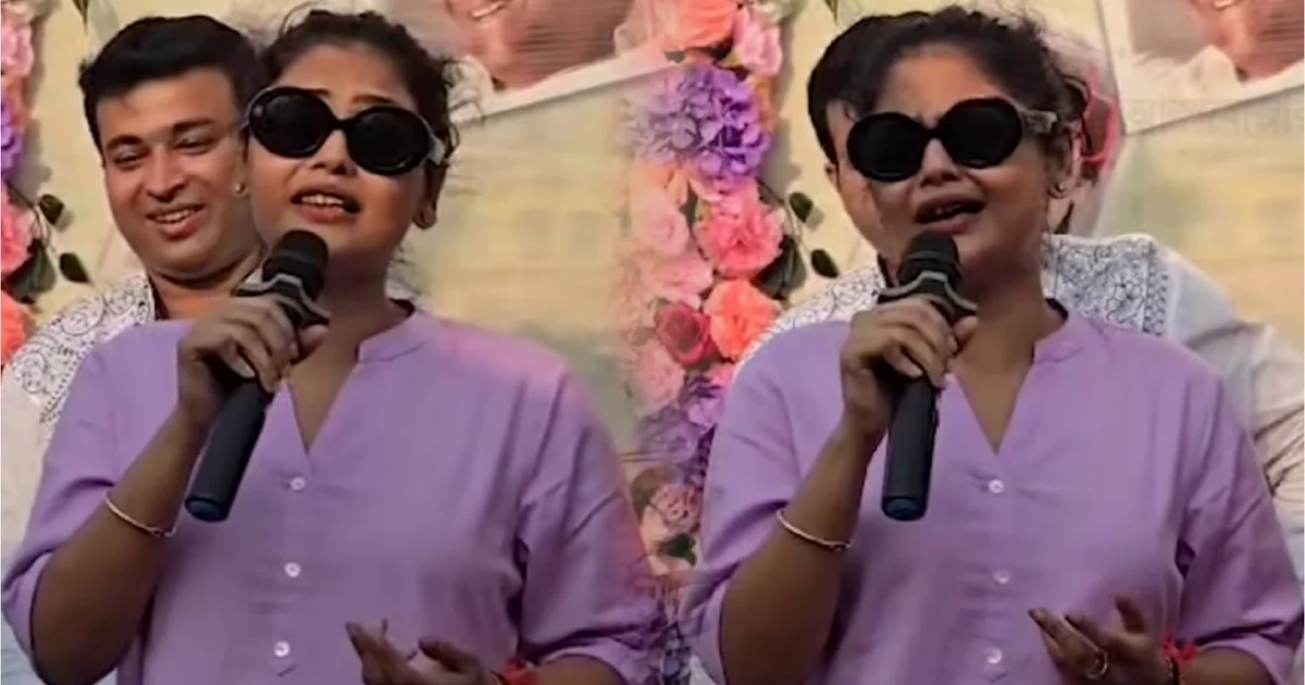 গঙ্গা বক্ষে ভাসতে ভাসতে গান ধরলেন সায়নী ঘোষ! “দেখে তো মনে হচ্ছে ৩ নম্বর প্ল্যাটফর্মের বড় ভিখারি!”, “চটি চাটাদের কাছ থেকে এর থেকে বেশি আর কি আশা করা যায়!” গানের সুরে দর্শকদের মন জয় করতে গিয়ে নেটিজেনদের কাছে কটাক্ষ বিদ্ধ নেত্রী সায়নী ঘোষ! 1 sayani Ghosh