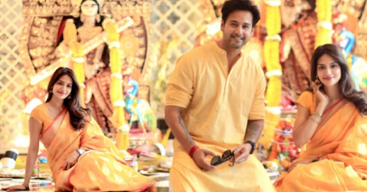 মা সরস্বতীর সামনে বসে ছবি তুলে বিতর্ক, মায়ের মুখ ঝাপসা থাকায় ফের ট্রোলের মুখে নুসরত 1 নুসরত জাহান, Nusrat Jahan, যশ দাশগুপ্ত, Yash Dasgupta, সরস্বতী পুজো, Saraswati Puja, টলিউড খবর, Tollywood news, সেলিব্রিটি ট্রোলিং, celebrity trolling