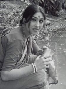 ‘প্রথম সুযোগ আমিই দিয়েছিলাম’, ঋতুপর্ণা সেনগুপ্তকে টলিউড ইন্ডাস্ট্রি চিনিয়েছিলেন রত্না ঘোষাল! কীভাবে পরিচয় হয় তাঁদের? বর্ষীয়ান অভিনেত্রী অভিনয়কে বিদায় জানালেও, ঋতুপর্ণা কি সম্পর্ক রেখেছেন আজ? 2 Ratna Ghoshal