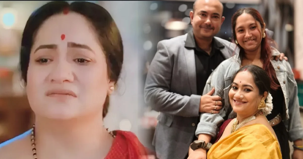 অল্প বয়সেই কাঁধে সংসারের ভার, শৈশব টের পাননি কখনও! ভালোবেসে বাড়ি ছেড়েও পাননি সুখ! স্বামীর পর'কীয়া ও অত্যা'চারে নিজেকে শেষ করতে চেয়েও, সন্তানের জন্য দাঁড়িয়েছে ঘুরে! আজ দ্বিতীয় স্বামী ও মেয়েকে নিয়ে সুখে, মল্লিকা বন্দ্যোপাধ্যায়ের জীবন সংগ্রামের গল্পে ভিজবে চোখ আপনাদেরও! 1 Mallika Banerjee, Tollywood Actress, Life Struggle, Father Illness, Early Responsibility, Broken Marriage, Husband Affair, Single Mother, Suicidal Thoughts, Comeback Story, Second Marriage, Happy Family, মল্লিকা বন্দ্যোপাধ্যায়, টলিউড অভিনেত্রী, জীবনসংগ্রাম, বাবার অসুস্থতা, অল্প বয়সে দায়িত্ব, ভাঙা সংসার, স্বামীর পরকীয়া, একাকী মা, আত্মহত্যার চিন্তা, মেয়ের জন্য বাঁচা, দ্বিতীয় বিয়ে, সুখের সংসার