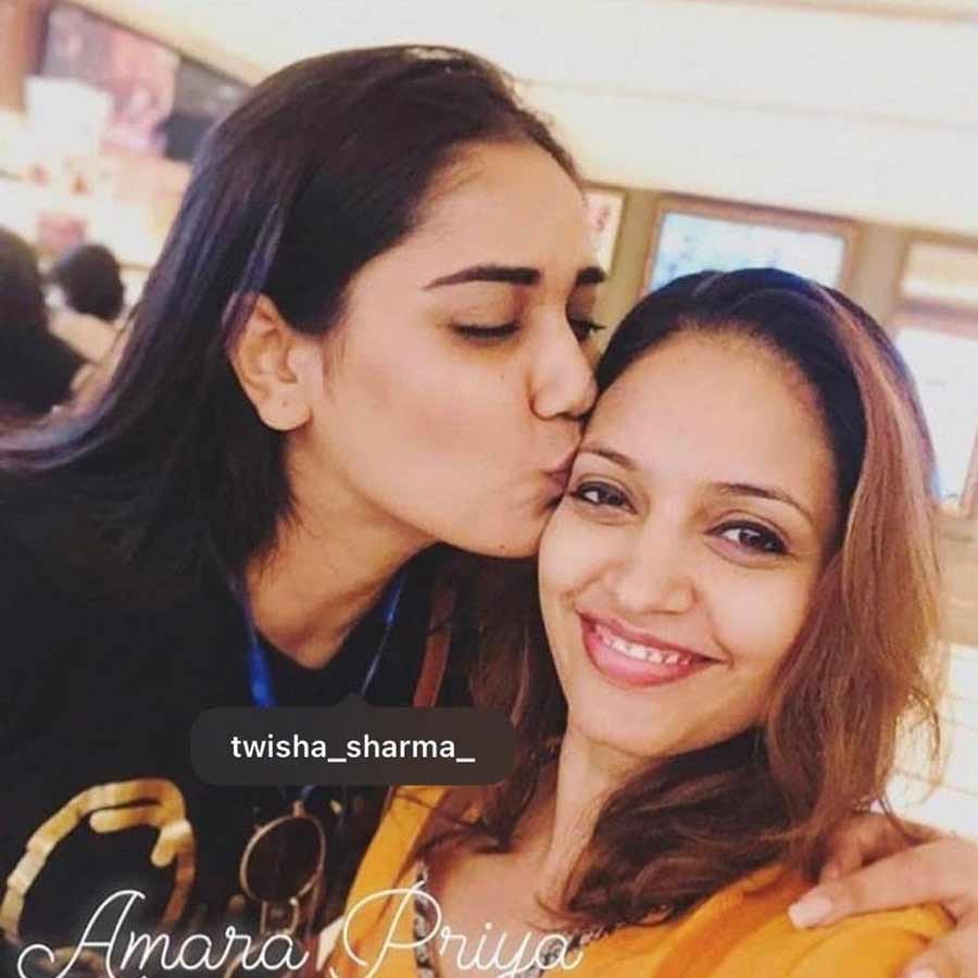 "ও আ'ত্মহ*ত্যা করতে পারে না...আমার মেয়েকে খুব ভালোবাসত, কোনও নে'শা করত না!" প্রাণবন্ত বান্ধবী তথা জনপ্রিয় মডেল-অভিনেত্রীর হঠাৎ মৃ'ত্যু, কিছুতেই মানতে পারছেন না স্বরলিপি চট্টোপাধ্যায়! একসঙ্গে থাকাকালীন কোন ব্যক্তিগত স্মৃতি সামনে আনলেন তিনি? 2 Twisha Sharma, Twisha Sharma Death Case, Swaralipi Chatterjee, Flatmate, Actress Life, Famous Model, Death Mystery, Sad news, Bengali Actress, Tollywood, Suicide Case, Bengali Entertainment, Family Allegation, Swaralipi Statement, ত্বিশা শর্মা, স্বরলিপি চট্টোপাধ্যায়, প্রিয় বান্ধবী, ত্বিশার মৃত্যু, বাঙালি অভিনেত্রী, টলিউড, আত্মহত্যা রহস্য, বাংলা বিনোদন, ত্বিশা মৃত্যুর রহস, স্বরলিপির বক্তব্য, দুঃসংবাদ, জনপ্রিয় মডেল, ব্যক্তিগত জীবন, সামাজিক মাধ্যমে উত্তেজনা