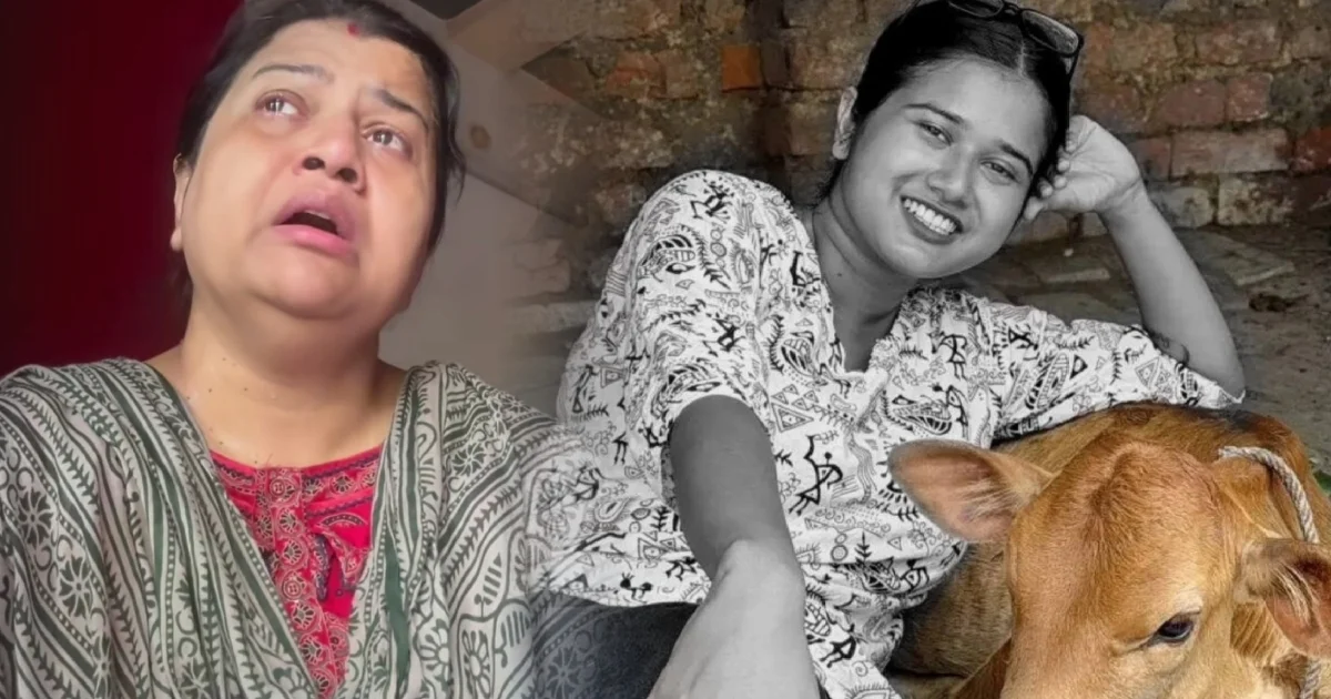 "মেয়েটা আমার চলে গেল, উঠে দাঁড়াতে পারছি না আমরা...সুন্দরীর মুখোমুখি হতে পারছি না, কী উত্তর দেব, কোথায় ওর দিদি?" ভিডিও বার্তায় কান্নায় ভাসলেন সায়নীর মা মলি চক্রবর্তী! মেয়ের স্মৃতিতে বিধ্বস্ত মায়ের আর্ত'নাদ ছুঁয়ে গেল নেটপাড়াকে! ধরা কী পরেছে অভিযুক্ত? 1 Sayoni Chakraborty, Sayoni Chakraborty death, Molee Chakraborty, Bengali vlogger death, social media reality, Sundori cow vlog, Sad news, Social Media Buzz, Viral Video, Netizens Reaction, সায়নী চক্রবর্তী, সায়নীর মৃত্যু, মলি চক্রবর্তী, বাঙালি ভ্লগার, সুন্দরী গরুর ভিডিও, ভাইরাল ভিডিও, নেটিজেনদের প্রতিক্রিয়া