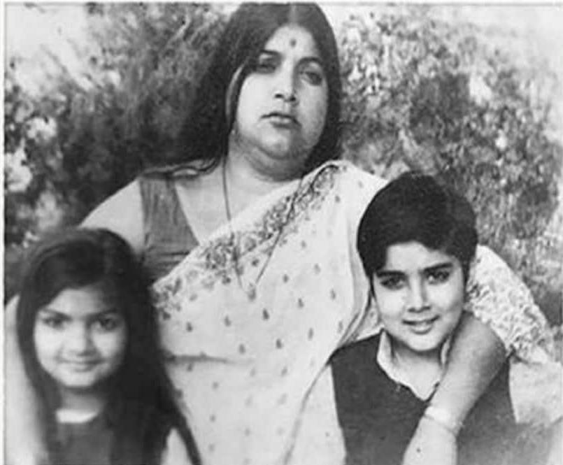 প্রথম স্ত্রী রত্নার চরিত্র নিয়ে তুলেছিলেন প্রশ্ন! নাবালক ছেলেমেয়ে ও অসহায় স্ত্রীকে ফেলে মুম্বইতে দ্বিতীয় সংসার পাতেন বিশ্বজিৎ! শেষ বয়সে এসে সেই অপরাধবোধ মুছতেই কি প্রসেনজিৎকে বিশেষ উপহার পাঠিয়ে প্রায়শ্চিত্ত করছেন বর্ষীয়ান অভিনেতা? 'অভিমান' ঘিরে ফের চর্চায় অভিনেতার কষ্টের অধ্যায়! 2 Abhhiman Movie