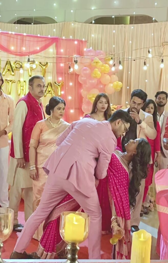 ভালোবাসা কোনদিনও চাপা রাখা যায় না! মা'তাল অবস্থায় রাহুলকে মনের কথা জানিয়ে দিল রাহি! জন্মদিনের পার্টিতেই কি বদলে যাবে সব সমীকরণ? আসছে 'শুধু তোমারই জন্য'-এর রোমান্সে মোড়া জমজমাট পর্ব! 2 Bengali Serial Update