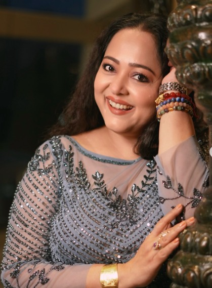 "স্বামীর পদবী আমার পরিচয় নয়, আমি কোনদিন স্বামীর পদবীর নিইনি" ২৮ বছরের দাম্পত্য জীবনের আড়ালে নিজের অস্তিত্ব নিয়ে কোন অজানা সত্যি প্রকাশ করলেন অপরাজিতা আঢ্য? 2 Aparajita Adhya