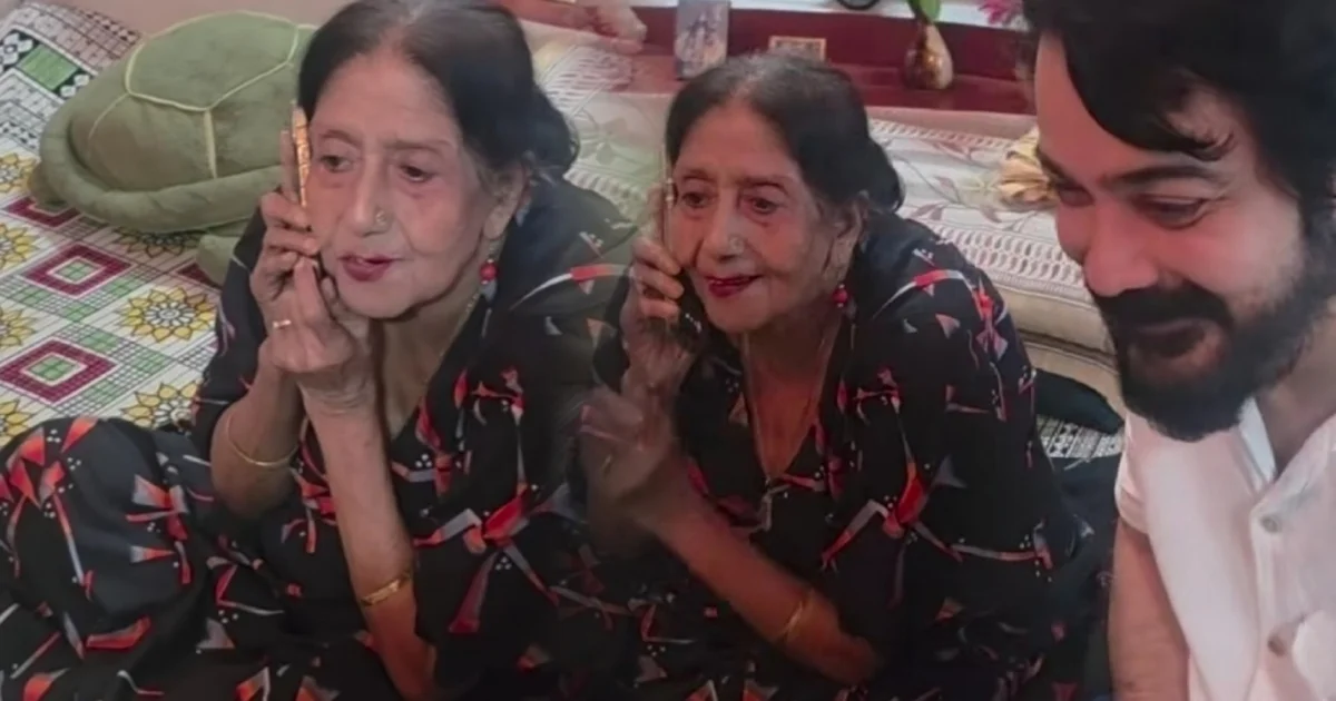 "প্রথমে বাবাকে, তারপর ছেলেকে!" ৮৯ বছরেও একই রকম প্রাণবন্ত সাবিত্রী চট্টোপাধ্যায়, বিশ্বজিৎ চট্টোপাধ্যায়কে দিলেন খোঁচা! দুই কিংবদন্তির ফোনালাপে ফিরল স্বর্ণযুগের স্মৃতি, ভাইরাল ভিডিও! 1 Prosenjit Chatterjee, Sabitri Chatterjee, Biswajit Chatterjee, Tollywood, Bengali Cinema, Abhiman Movie, Viral Video, Entertainment, Tollywood Legends, প্রসেনজিৎ চট্টোপাধ্যায়, সাবিত্রী চট্টোপাধ্যায়, বিশ্বজিৎ চট্টোপাধ্যায়, টলিউড, বাংলা সিনেমা, অভিমান ছবি, ভাইরাল ভিডিও, বিনোদন, টলিউড কিংবদন্তি