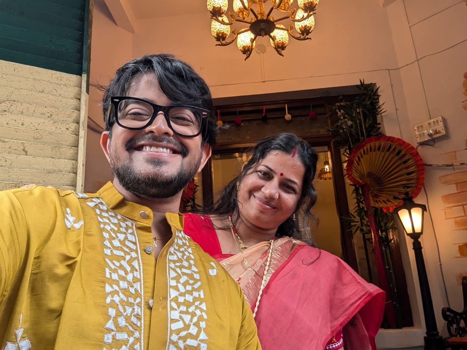 "আজ থেকে নতুন শুরু!" পরিবারের সদস্যের মতো আগলে রেখেছিলেন, নিজের হাতে শিখিয়েছিলেন সবকিছু! এবার সেই খুকুকে নিয়ে গর্বে ভাসছেন সায়ক! নেপথ্যের গল্প জানলে অবাক হবেন! 2 sayak chakraborty and khuku