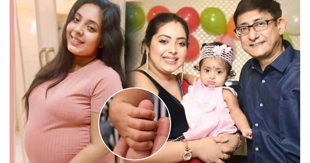 টলিপাড়ায় দারুণ সুখবর! ৫০ পেরিয়ে ফের বাবা হলেন কাঞ্চন মল্লিক, দ্বিতীয় সন্তানের জন্ম দিলেন শ্রীময়ী চট্টরাজ! ১৯ মাসের কৃষভির হলো ছোট্ট ভাই না বোন? সবাইকে চমকে দিয়ে নতুন অতিথি আসার খবর ভাগ তারকা দম্পতির! সন্তানের নাম রাখলেন কী? 1 Kanchan Mullick, Sreemoyee Chattoraj, Krishvi, Krishiv, Baby Boy, Tollywood, Bengali Actress, Celebrity Baby, Good News, Entertainment, কাঞ্চন মল্লিক, শ্রীময়ী চট্টরাজ, কৃষভি, কৃষিভ, পুত্র সন্তান, টলিউড, বাঙালি অভিনেত্রী, তারকা পরিবার, সুখবর, ভাইরাল, তারকা দম্পতি, দ্বিতীয় বার মা হলেন শ্রীময়ী