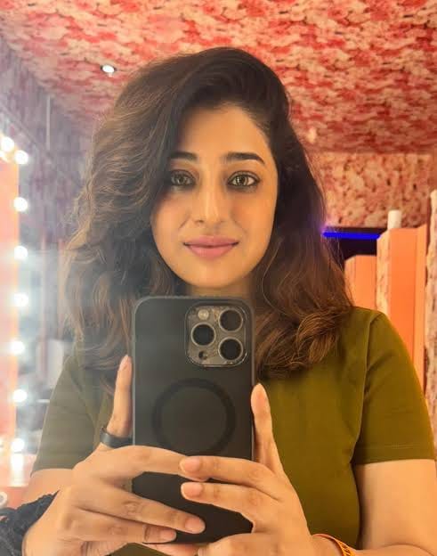 "বহ্নির মতো এমন খলনায়িকা বাংলা সিরিয়ালে খুব কমই এসেছে!" "এমন স্ক্রিন প্রেজেন্স সত্যিই বিরল, আজও ভুলতে পারিনি!" নেতিবাচক চরিত্র হয়েও তিনিই ছিলেন গল্পের প্রাণ! আজও দর্শকের মনে গেঁথে আছে 'মিলন তিথি'তে দেবযানী চক্রবর্তীর অভিনয়! একটি ধারাবাহিকের পর কেন আর দেখা গেল না তাঁকে? আপনাদের কেমন লাগত অভিনেত্রীকে? 2 actress comeback