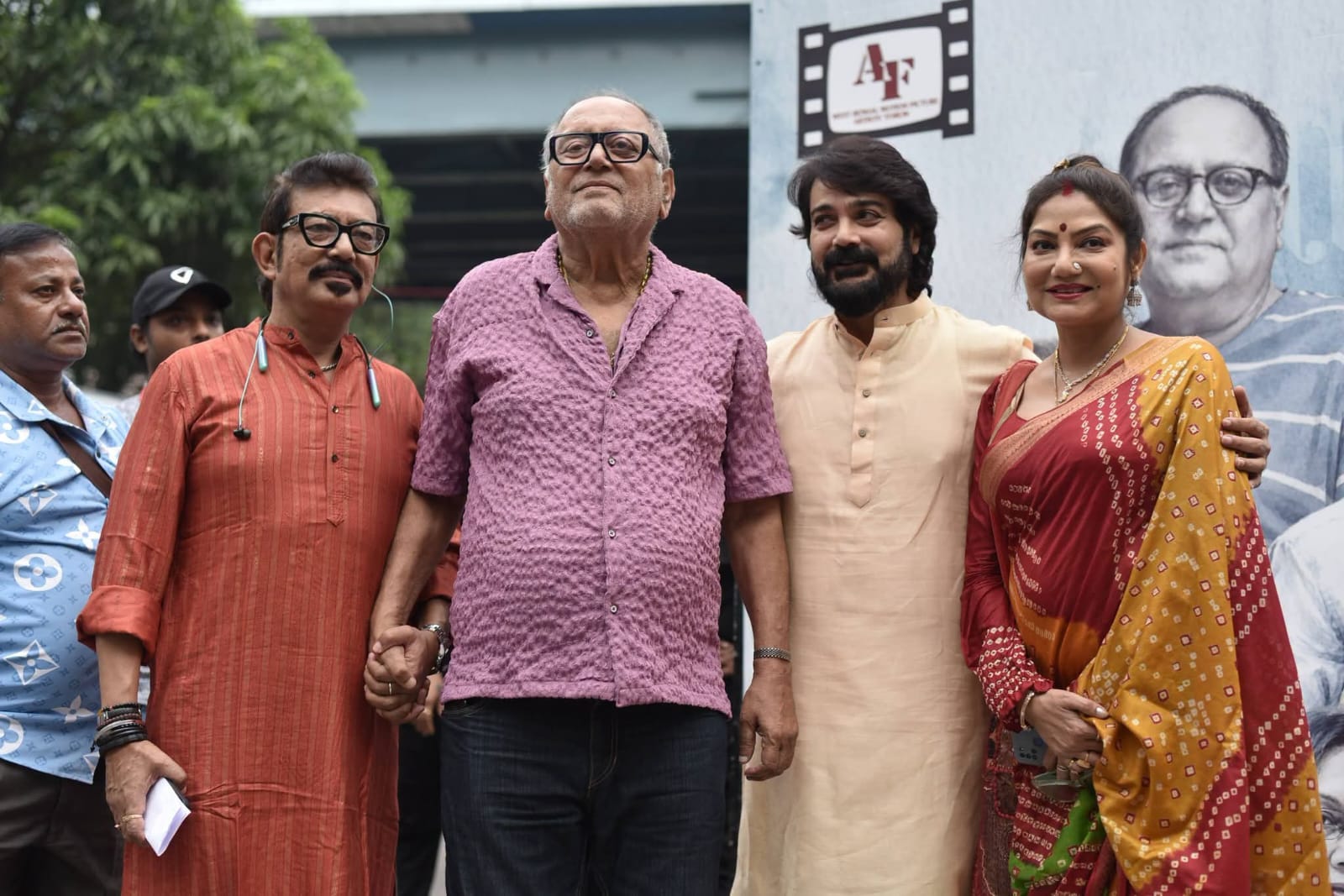 ৮২ বছরের দীপঙ্কর দে-কে দেখে চিনতেই পারবেন না! একসময়ে বাংলা সিনেমায় নায়ক নয়, সুপুরুষ খলনায়ক হয়েই জয় করেছিলেন দর্শকের মন, আজ হাঁটতেও লাগে অন্যের সাহায্য! প্রথম সংসার ভেঙে, ৬০-এ হাঁটুর বয়সী দোলনকে বিয়ে! সাফল্য, ব্যক্তিগত দু'র্যোগ ও দীর্ঘ অভিনয়জীবন, জেনে নিন বর্ষীয়ান অভিনেতার জীবনের অজানা অধ্যায়! 2 dipankar dey and tollywood actors
