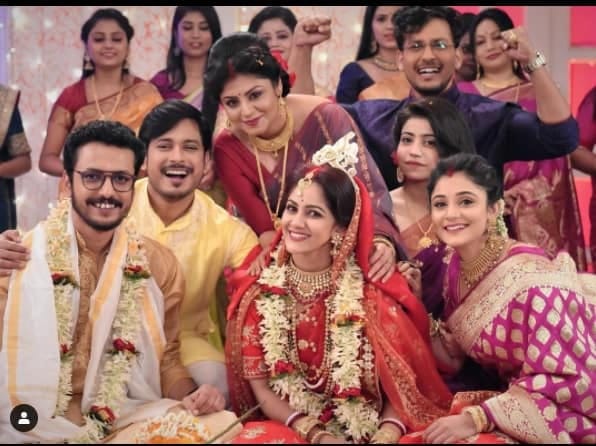 "বাংলা সিরিয়ালের ইতিহাসে অমর হয়ে থাকার মতো বিয়ের সিকুয়েন্স...ঘেমে একসা, কিন্তু জান লড়িয়ে দিয়েছিলাম!" এত বছর পরেও 'খড়কুটো'কে ভুলতে পারেননি দেবওম মজুমদার! গুনগুন-বাবিনের বিয়ের সেই আইকনিক দৃশ্যের শুটিংয়ের অজানা স্মৃতি ভাগ করলেন অভিনেতা! আপনার মনে কোন দৃশ্যটা সবচেয়ে বেশি দাগ কেটেছিল? 2 khorkuto serial team