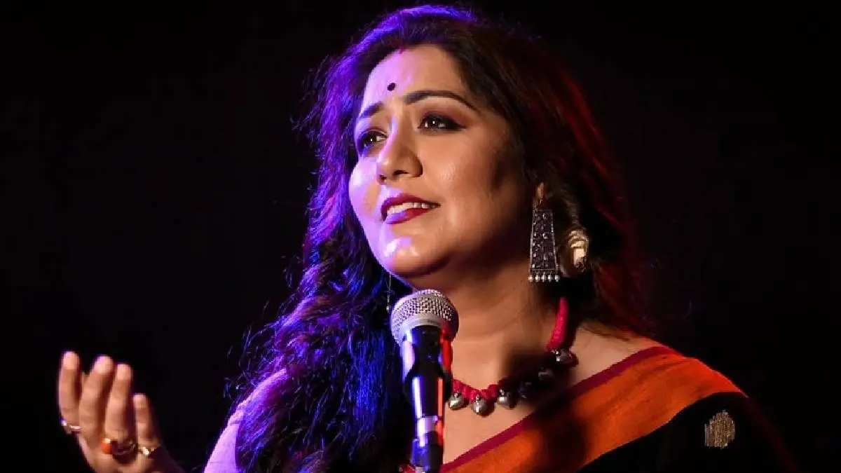 “আমি হয়তো একমাত্র যে…” দীর্ঘদিন সঙ্গীতজগতের সঙ্গে যুক্ত, এত উল্লেখযোগ্য গান থেকেও বঙ্গভূষণ-বঙ্গবিভূষণ কোনোটাই নয়, কেন সরকারি স্বীকৃতির তালিকায় জায়গা পেলেন না জয়তী চক্রবর্তী? “এখনও ভালো কাজের তেমন কোনও নজির পাইনি” নতুন সরকার নিয়ে আশাবাদী হয়েও কেন এমন মন্তব্য শিল্পীর? বদলের পরও হতাশ তিনি? 2 Jayati Chakraborty