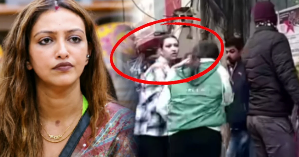 জো*র করে অন্যের দোকান দ*খল, নেপথ্যে নাকি তৃণমূল নেতার সঙ্গে ঘনি*ষ্ঠতা? তনুশ্রী রায় দাসের ভাইরাল ভিডিও ঘিরে দাবি দর্শকদের! প্রভাব খাটিয়ে জোরজুলুম করেন জলপাইগুড়ির শাড়ি বিক্রেতা ‘গ্ল্যামারাস লেডি’? সামনে এল বিগ বস বাংলার প্রতিযোগীর জীবন যাপনের চাঞ্চল্যকর তথ্য? 1 Bigg Boss Bangla, Tanushree Roy Das, Tanushree Roy Das controversy, viral video, Jalpaiguri saree seller, Bigg Boss Bangla contestant, viral video controversy, Trinamool leader, shop dispute, entertainment, বিগ বস বাংলা, তনুশ্রী রায় দাস, তনুশ্রী রায় দাস বিতর্ক, ভাইরাল ভিডিও, জলপাইগুড়ির শাড়ি বিক্রেতা, বিগ বস বাংলা প্রতিযোগী, ভাইরাল ভিডিও বিতর্ক, তৃণমূল নেতা, দোকান দখলের অভিযোগ, বিনোদন