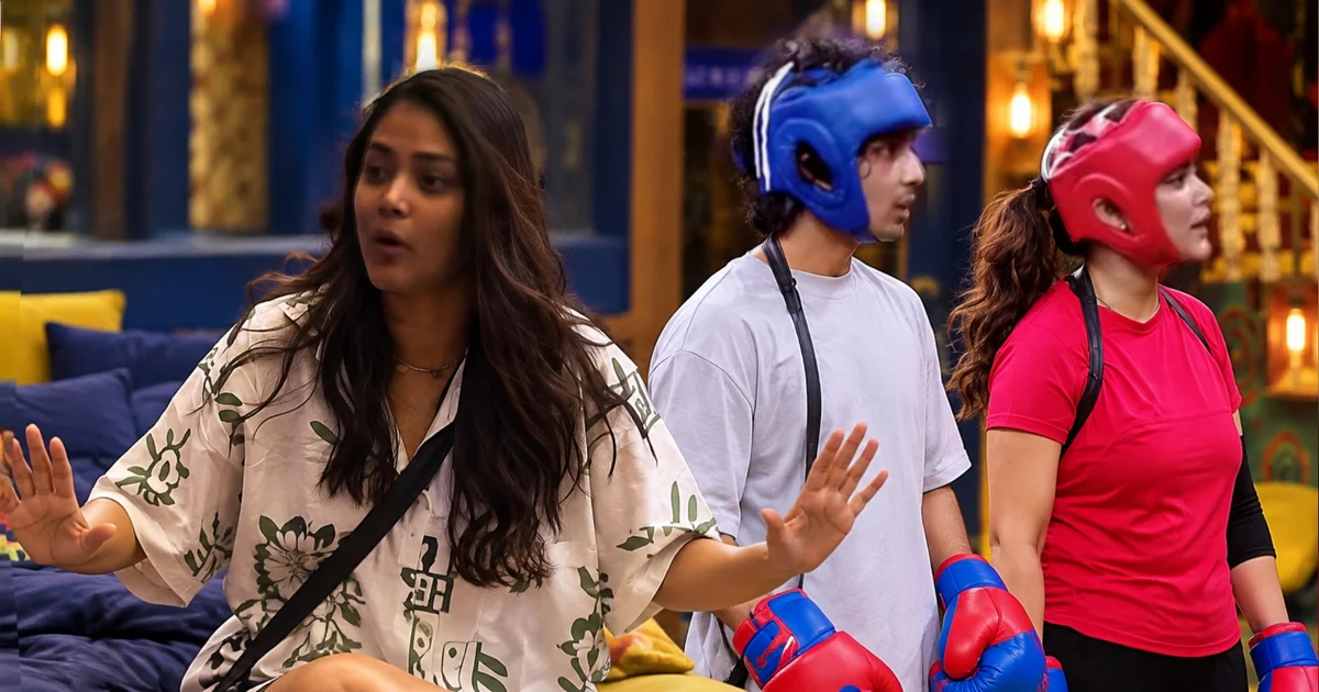 "হয়তো বিগ বসের ঘরে সততার দাম নেই, কিন্তু এই সিদ্ধান্ত মন ছুঁয়ে গেল!" "শিরদাঁড়া সোজা রেখে ঠিকটাকে ঠিক, ভুলকে ভুল বলতে পারাটাই প্রকৃত মানুষের পরিচয়!" জেতার জন্য পিঠে ছু'রি মা'রছে যখন অন্য সবাই, তখন ক্যাপ্টেন্সি পেয়েও ফিরিয়ে দিলেন সোনামণি সাহা! অন্যায়ভাবে পাওয়া জয় মানতে নারাজ অভিনেত্রী, সততায় মুগ্ধ দর্শক ভরালেন প্রশংসায়! 1 Bigg Boss Bangla, Sonamoni Saha, Sonamoni Captaincy Task, Niranjan Mondal, Durnibar Saha, Bigg Boss Bangla Latest Episode, Sonamoni Honesty, Bigg Boss Bangla Controversy, Bengali Television, Audience Reaction, বিগ বস বাংলা, সোনামণি সাহা, সোনামণির সততা, ক্যাপ্টেন্সি টাস্ক, নিরঞ্জন মণ্ডল, দুর্নিবার সাহা, বিগ বস বাংলার নতুন পর্ব, সোনামণির প্রশংসা, বিগ বস বাংলা বিতর্ক, বাংলা টেলিভিশনের, দর্শক প্রতিক্রিয়া