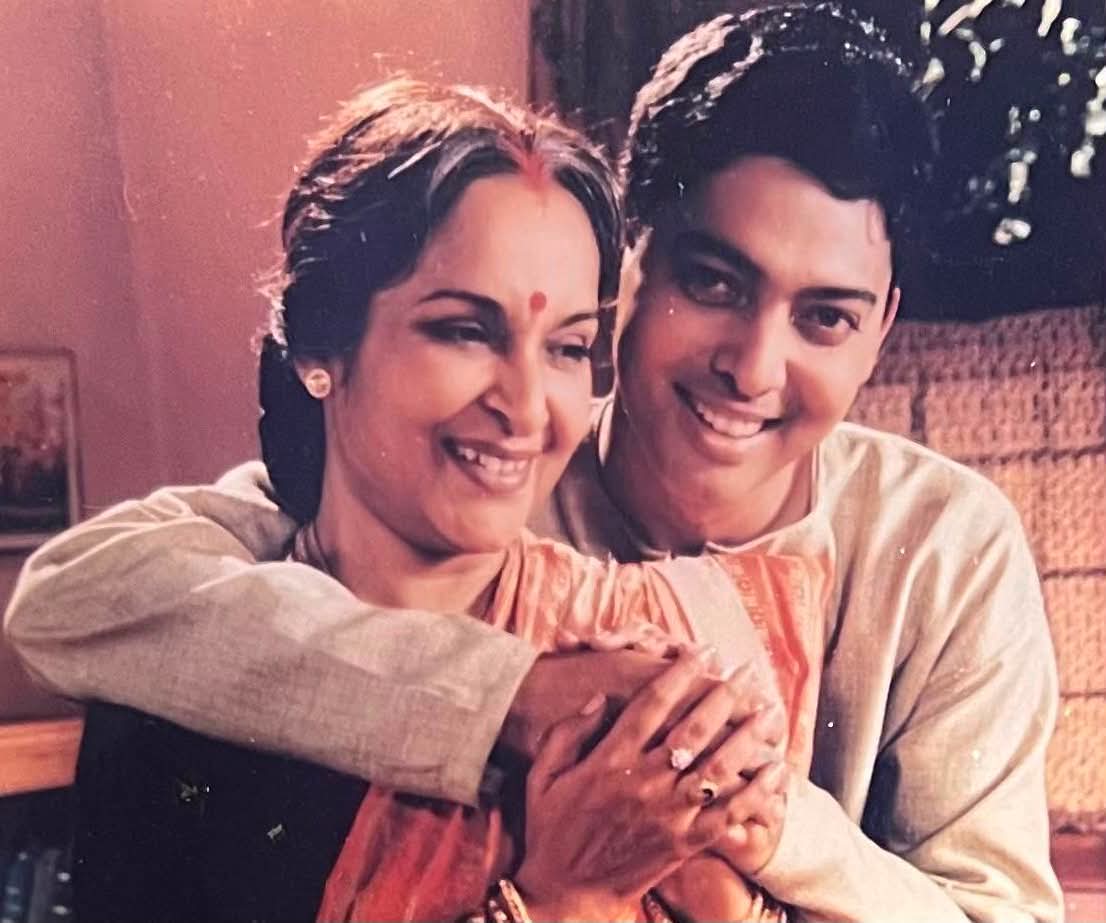 "মাথায় হাত, কী করব?" "আমি বললাম ছাড়ব না, কপালে যা আছে তাই হবে!" শরীরে জন্ডিস, বিলিরুবিন ১৩.৬! চিকিৎসক দিয়েছিলেন তাড়াতাড়ি হাসপাতালে ভর্তির পরামর্শ! তবুও অভিনয়ের ক্ষিদে, ‘জন্মভূমি’র সুযোগ ছাড়েননি ভাস্বর চট্টোপাধ্যায়! মমতা শঙ্করের পাঠানো ছবিতে ফাঁস করলেন, এতদিন গোপন থাকা জীবনের লড়াই? 2 Actor Life